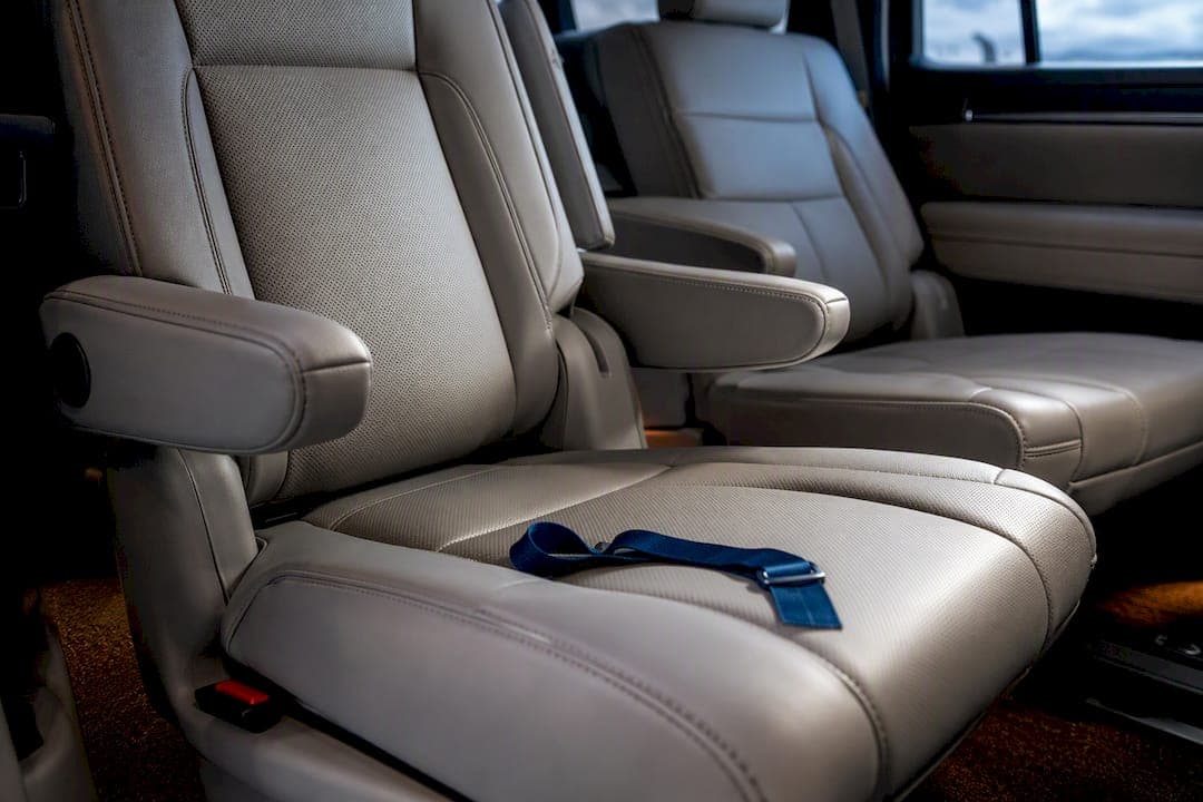 12 Minute Dealer Test: Captain's Chairs vs Bench Seats for Families